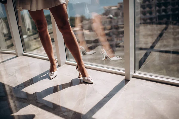 Gelin Bacakları Zarif Ayakkabılarla Yakın Plan — Stok fotoğraf