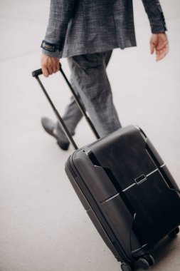 Adam havaalanında bavulla