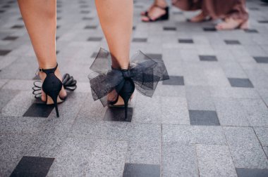 Bekarlığa veda partisinde zarif gece elbiseleri giyen nedimelerin bacakları.