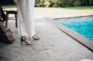 Bekarlığa veda partisinde zarif gece elbiseleri giyen nedimelerin bacakları.