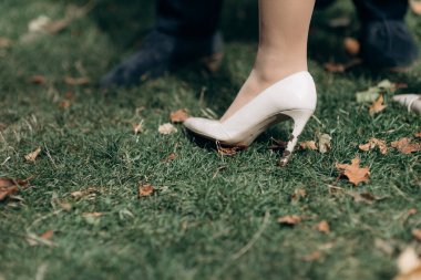 Bekarlığa veda partisinde zarif gece elbiseleri giyen nedimelerin bacakları.