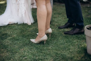 Bekarlığa veda partisinde zarif gece elbiseleri giyen nedimelerin bacakları.