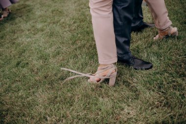 Bekarlığa veda partisinde zarif gece elbiseleri giyen nedimelerin bacakları.