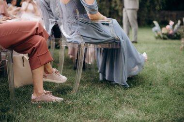 Konukların bacakları düğün töreninde oturuyordu.