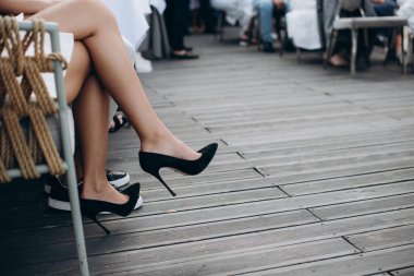 Konukların bacakları düğün töreninde oturuyordu.