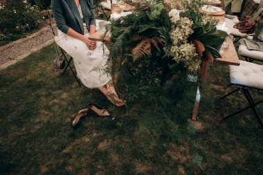 Misafirler ziyafet masasına otursun.