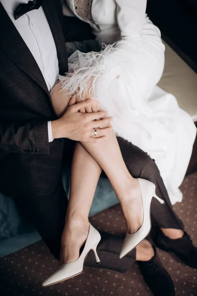 Bir Çift Yeni Evli Çiftin Bacakları Yakın Plan — Stok fotoğraf