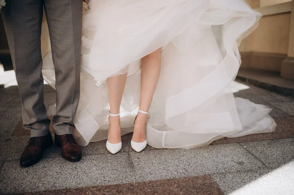 Egy Pár Friss Házaspár Áll Lábak Cipőben Közelről — Stock Fotó