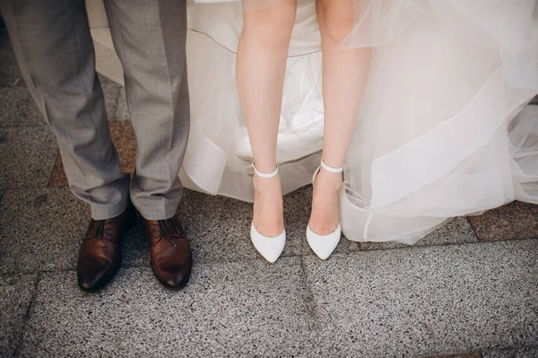 Ein Paar Frischvermählte Stehen Beine Schuhen Großaufnahme — Stockfoto