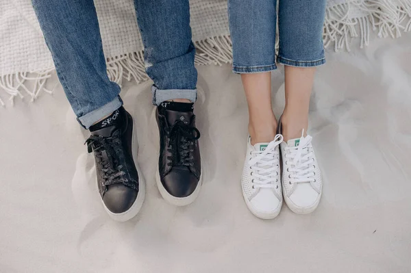 Kumsaldaki beyaz kumsalda iki aşığın ayakları