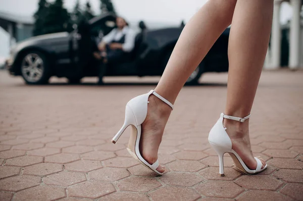 Zengin bir hayat, özel jetin yanında genç bir çift