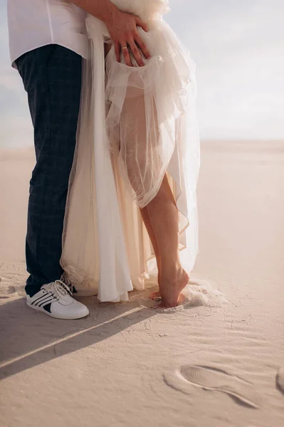 Füße Eines Liebespaares Auf Dem Weißen Sand Strand — Stockfoto