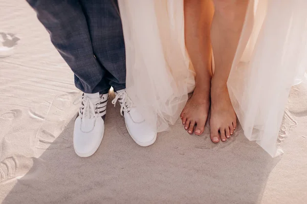 Füße Eines Liebespaares Auf Dem Weißen Sand Strand — Stockfoto