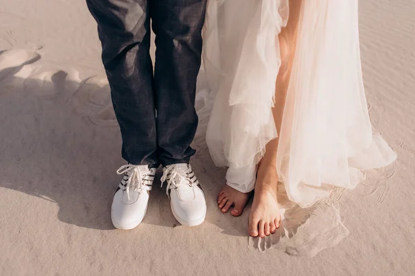 Pieds Couple Amoureux Sur Sable Blanc Sur Plage — Photo