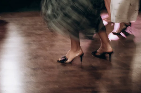 Bir Ziyafette Dans Eden Insanların Ayakları — Stok fotoğraf