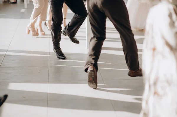 Lábak Táncoló Emberek Egy Diszkóban Egy Banketten — Stock Fotó