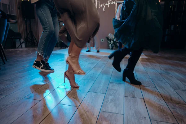 Lábak Táncoló Emberek Egy Diszkóban Egy Banketten — Stock Fotó