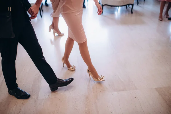 Benen Van Bruidsmeisjes Elegante Avondjurken Een Vrijgezellenfeest — Stockfoto