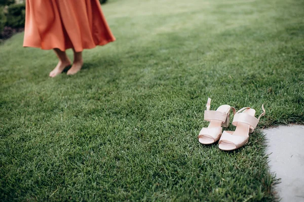 Pernas Damas Honra Vestidos Tarde Elegantes Uma Despedida Solteira — Fotografia de Stock