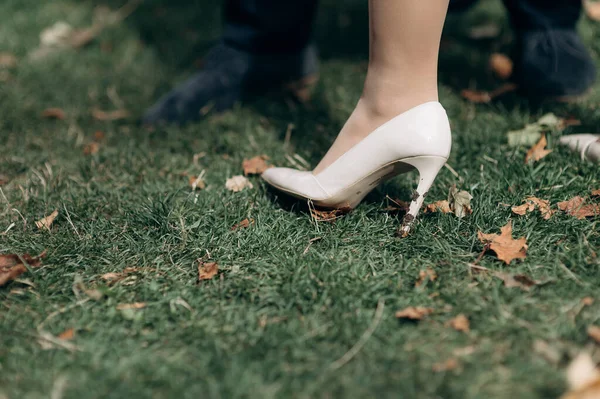 Bekarlığa veda partisinde zarif gece elbiseleri giyen nedimelerin bacakları.