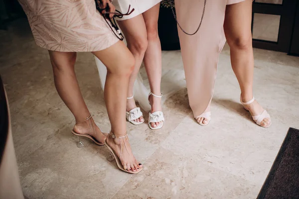 Πόδια Παράνυμφων Κομψά Βραδινά Φορέματα Μπάτσελορ Πάρτι — Φωτογραφία Αρχείου