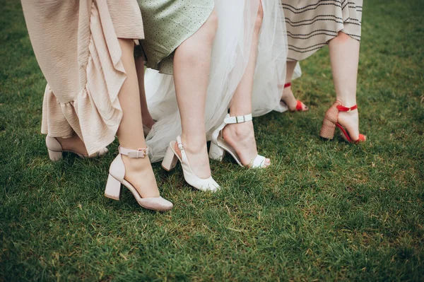 Bekarlığa veda partisinde zarif gece elbiseleri giyen nedimelerin bacakları.