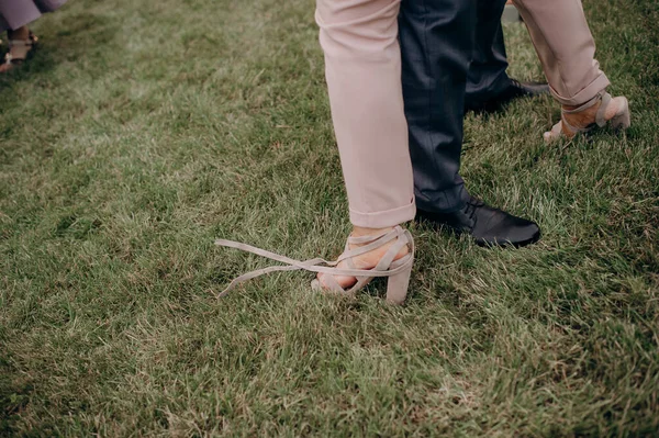 Bekarlığa veda partisinde zarif gece elbiseleri giyen nedimelerin bacakları.