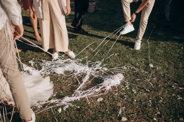 Convidados Uma Festa Uma Serpentina — Fotografia de Stock