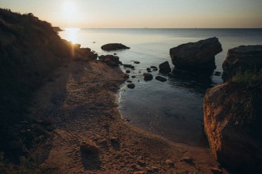 Gün batımında çayır ve nehirle yaz manzarası