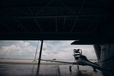 Ukrayna havaalanının hangarında küçük bir özel uçak.