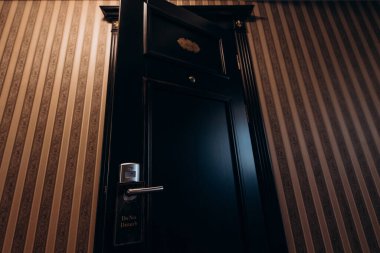 Otel odasının ön kapısı.