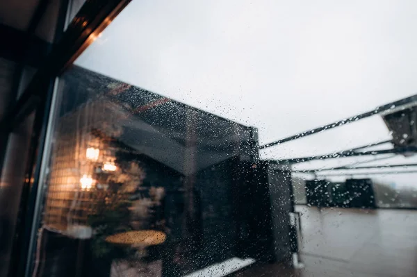 Мокрое Окно Каплями Стекле Дождливый День — стоковое фото