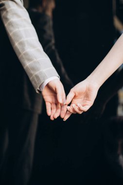 Yeni evliler el ele tutuşuyorlar.