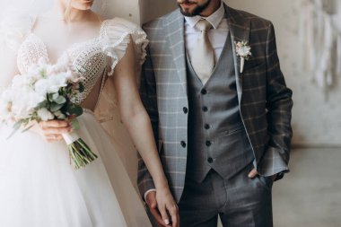 Yeni evliler el ele tutuşuyorlar.