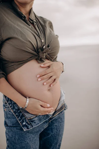 Mulher Segurando Grávida Sua Barriga — Fotografia de Stock