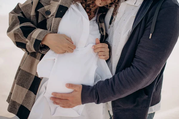 Paar Hält Hand Auf Schwangerem Bauch — Stockfoto