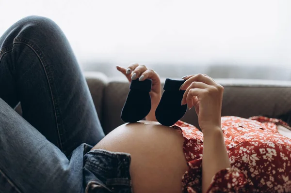 Ragazza Incinta Che Tiene Scarpe Neonato Nelle Sue Mani — Foto Stock