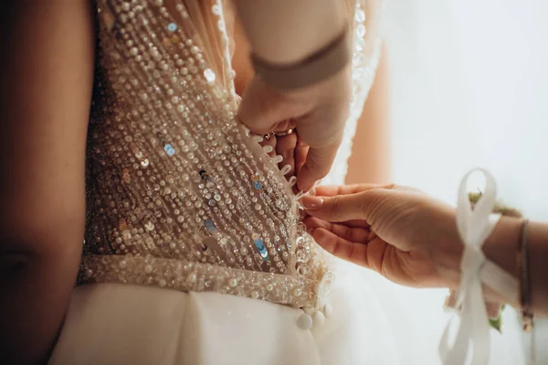Жіночі Руки Застібають Кнопку Весільній Сукні — стокове фото