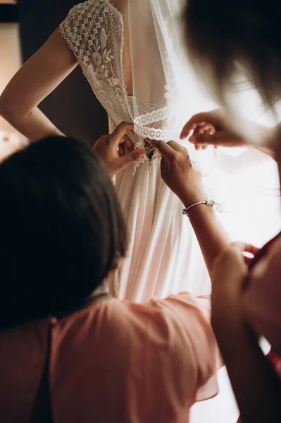 Női Kéz Rögzít Egy Gombot Egy Esküvői Ruha — Stock Fotó