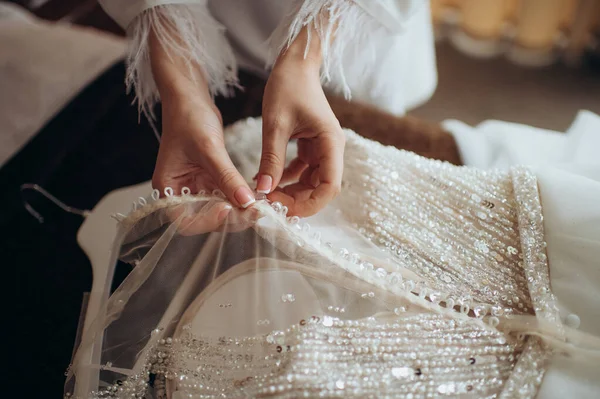 Kvinnliga Händer Fästa Knapp Bröllopsklänning — Stockfoto