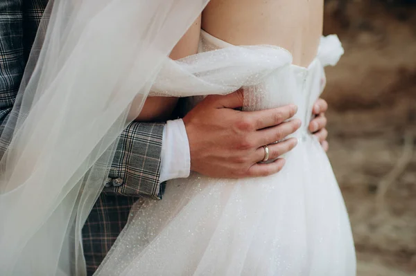 Noivo Abraçando Noiva Pela Cintura — Fotografia de Stock