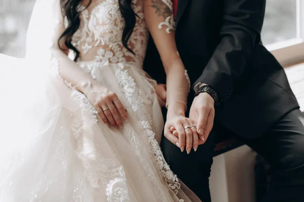 Newlyweds Love Holding Hands — Stock Photo, Image