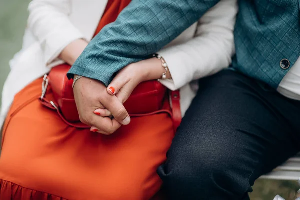 Casal Apaixonado Segurando Mãos Outro — Fotografia de Stock