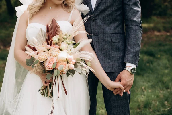 Recién Casados Enamorados Tomados Mano —  Fotos de Stock