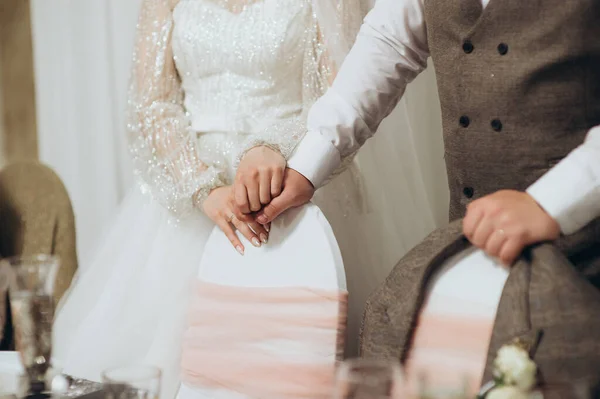 Newlyweds Love Holding Hands — стоковое фото