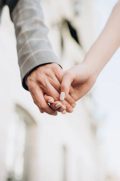 Recém Casados Apaixonados Mãos Dadas — Fotografia de Stock