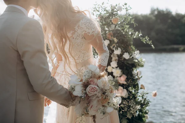 Pasgetrouwden Liefde Die Elkaars Hand Vasthouden — Stockfoto