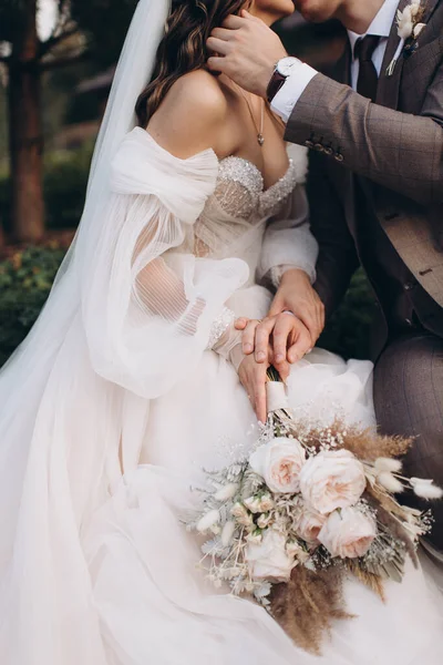 Recién Casados Enamorados Tomados Mano —  Fotos de Stock