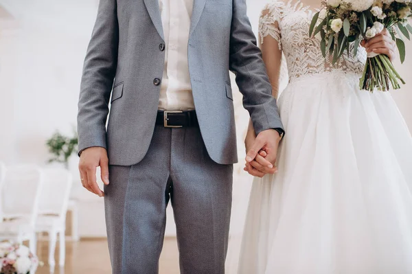 Newlyweds Love Holding Hands — стоковое фото