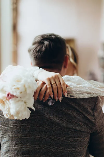 Bride Hugging Groom Neck — стоковое фото